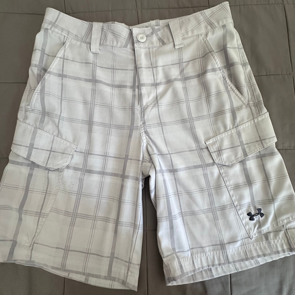 Under Armour Cargo Shorts Mens 32 White Gray Plaid Loose Fit Golf Fishing